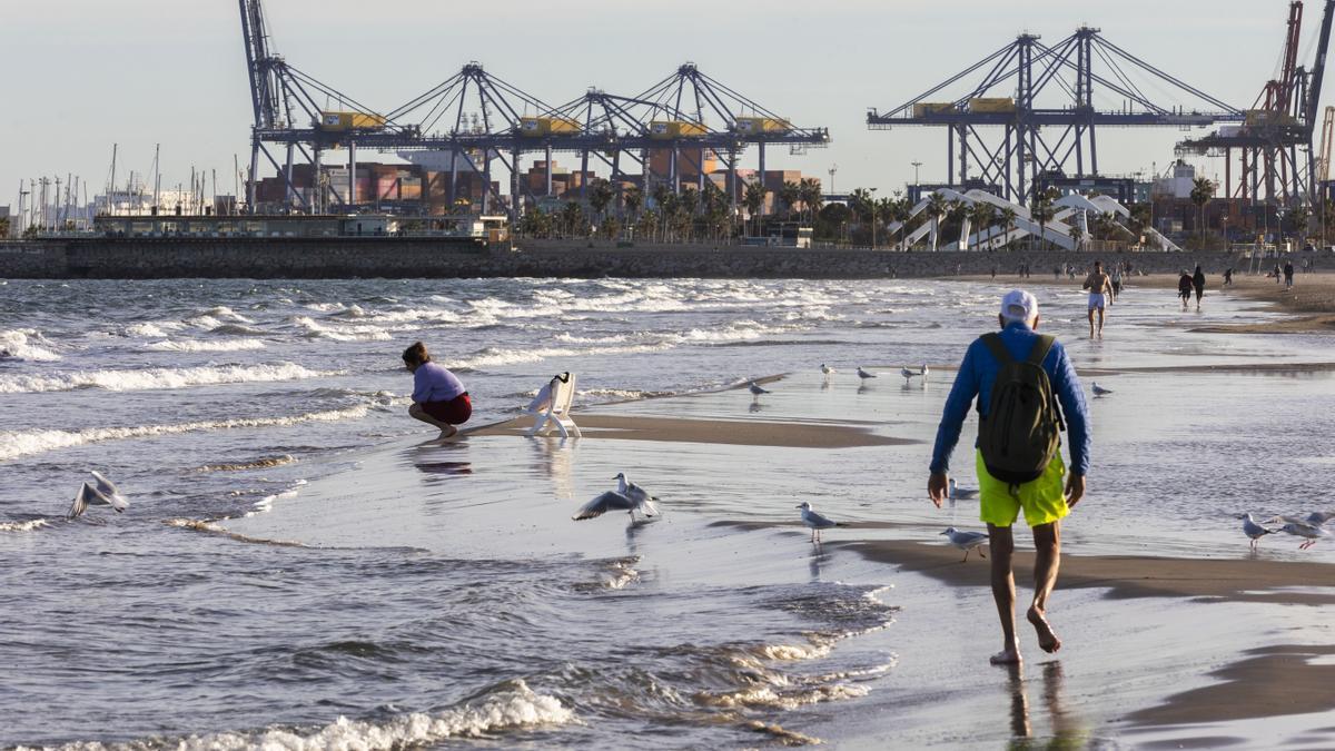 Bañistas en la playa en Valencia en pleno mes de enero