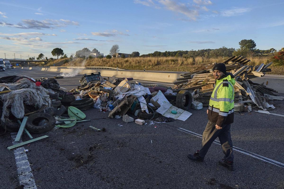 Les fotos del tall dels pagesos a l'AP-7 i l'N-II a l'Empordà