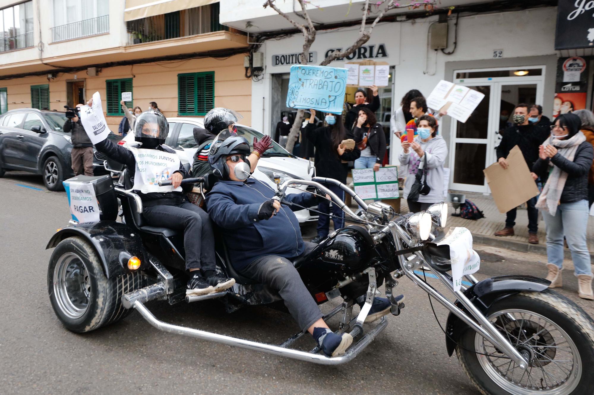 La manifestación motorizada de las patronales de Ibiza congrega a 120 vehículos