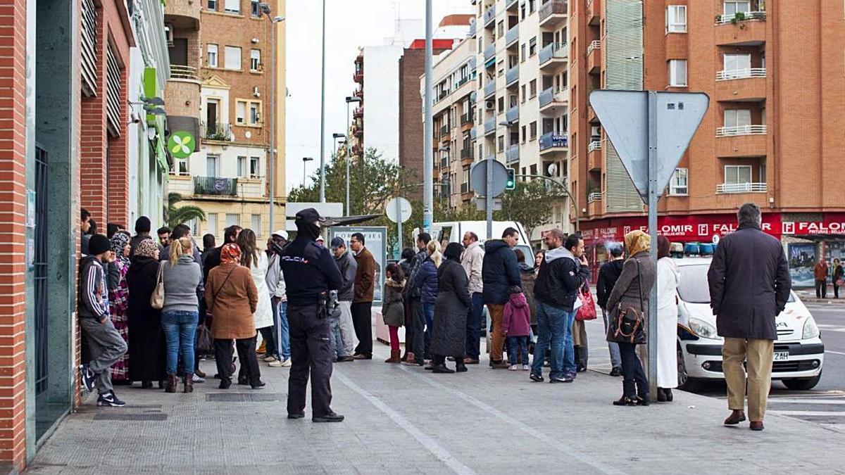 Colas para los trámites administrativos en Castelló.  | LEVANTE-EMV