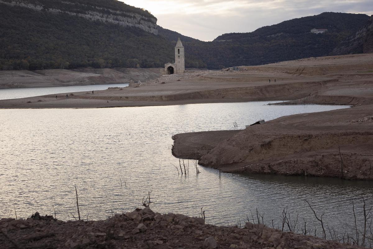 El pantano de Sau, con gran parte del pueblo al descubierto, por la sequía