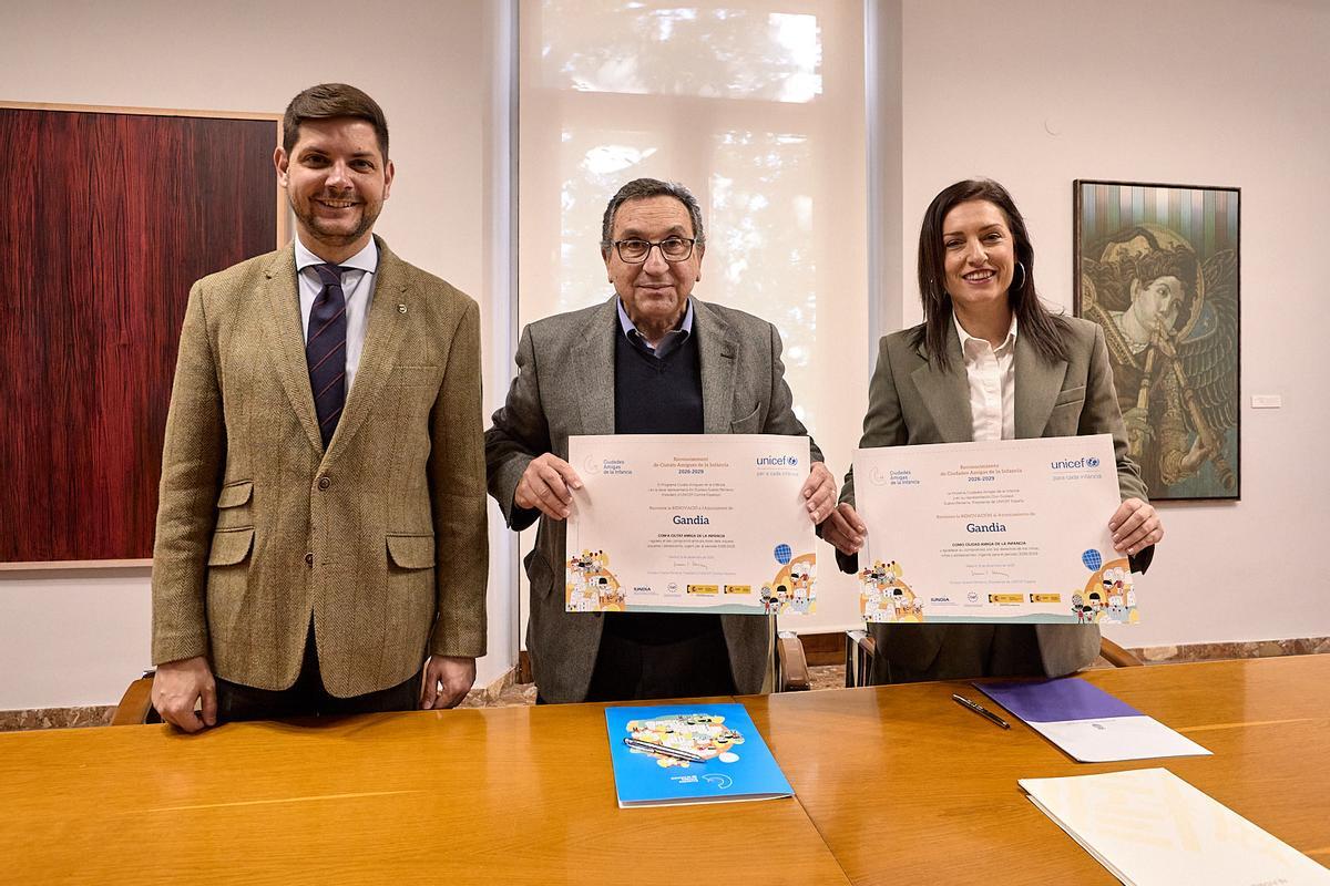 La imagen tras la firma en el Ayuntamiento de Gandia