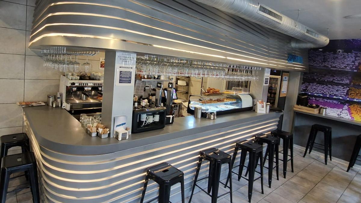 La barra en miniatura del Estadio Santiago Bernabéu en SportBar Villaviciosa de Odón.
