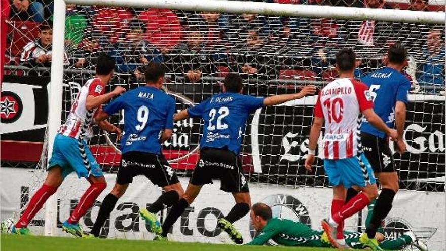 José Juan, porter del Lugo, intenta evitar el gol d&#039;estratègia d&#039;Eloi Amagat, que va suposar el 0 a 1 al marcador de l&#039;Anxo Carro de Lugo.