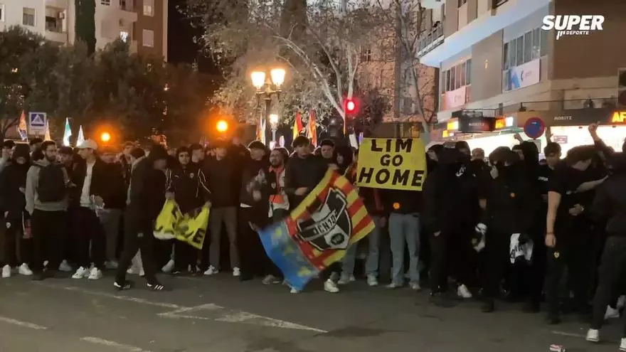 Vídeo: ¡La afición del Valencia protesta a la salida de Mestalla!