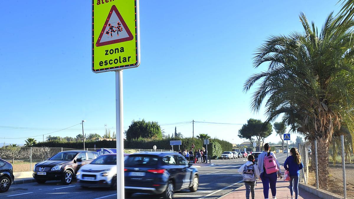 Señal luminosa que advierte de la presencia de una zona escolar y que muchos coches ignoran.