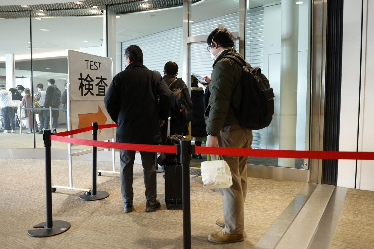 Controles y test de covid para pasajeros procedentes de China en el aeropuerto de Narita, en Japón.