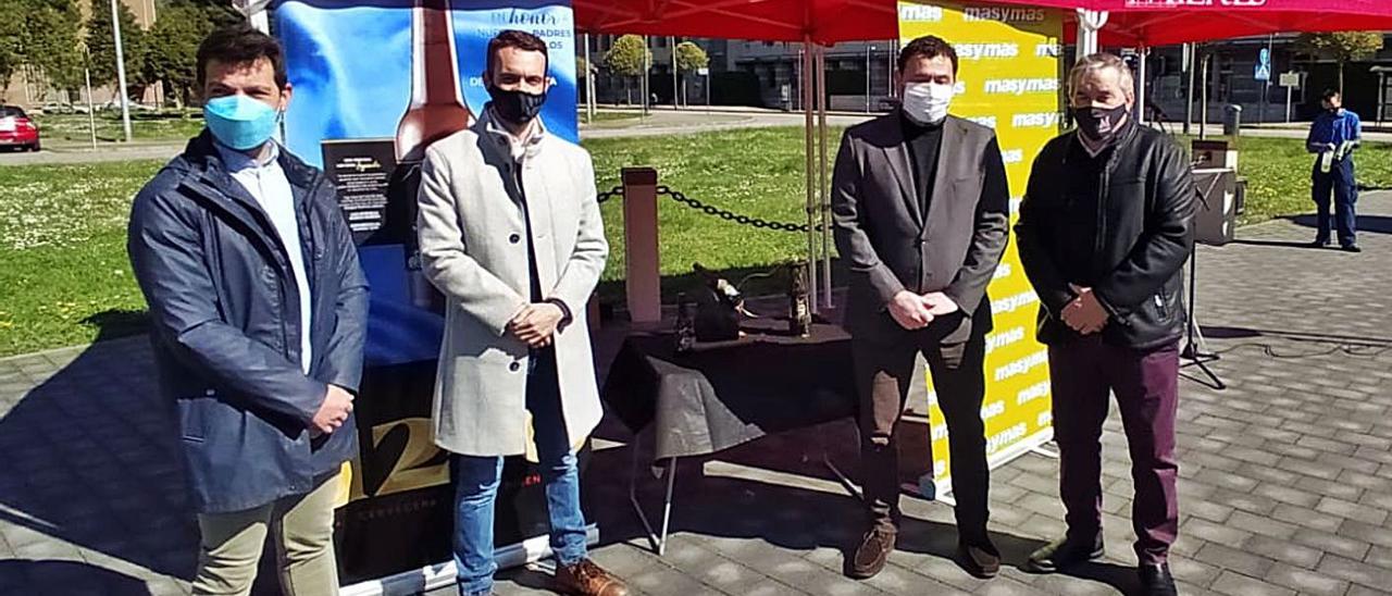 Por la izquierda, Omar García, Juan José Villanueva, Julio García y Aníbal Vázquez, ayer en las inmediaciones del Monumento al Minero de Mieres.