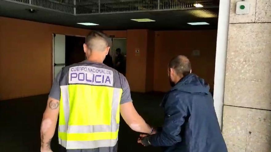 Detienen a un toxicómano por atracar a dos taxistas con un cuchillo en Alicante