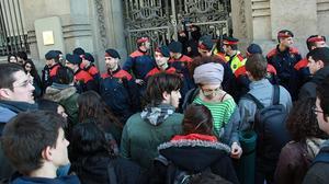 Imatges de la protesta dels estudiants i personal de la UPC en contra de la retallada de pressupost.