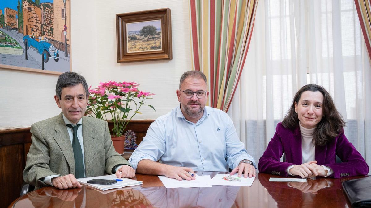 El alcade firma la compra del edificio de Correos, este martes, en Mérida.