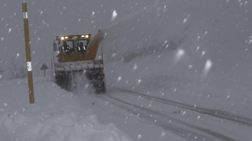 La nieve mantiene cerrados los accesos a lo puertos del Connio y la Cubilla