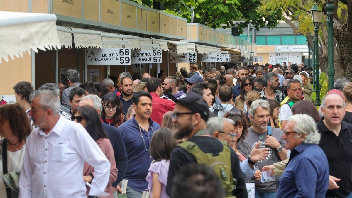 Colas, lluvia ligera y presentaciones simultáneas: la Fira del Llibre mantiene el tirón del domingo