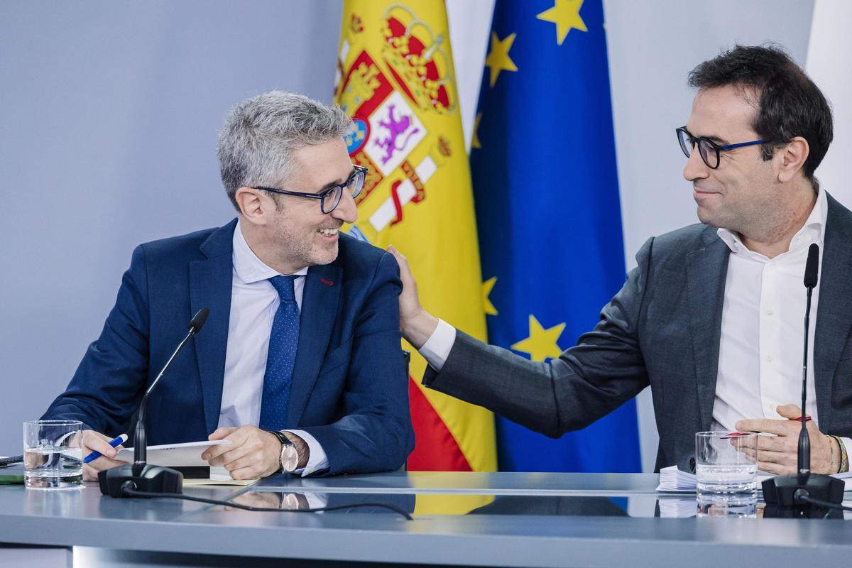 (i-d) El ministro de Hacienda, Arcadi España, y el vicepresidente primero y ministro de Economía, Comercio y Empresa, Carlos Cuerpo, durante la rueda de prensa posterior al Consejo de Ministros, a 28 de abril de 2026, en Madrid (España). Coincidiendo con