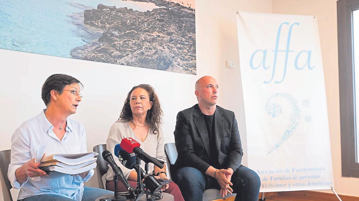 Representantes de AFFA, Acufade y del Observatorio de Derechos Sociales de Canarias, en la rueda de prensa.