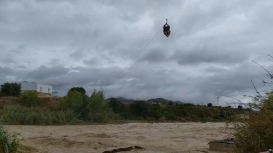 Rescate de una persona en helicóptero en Canals