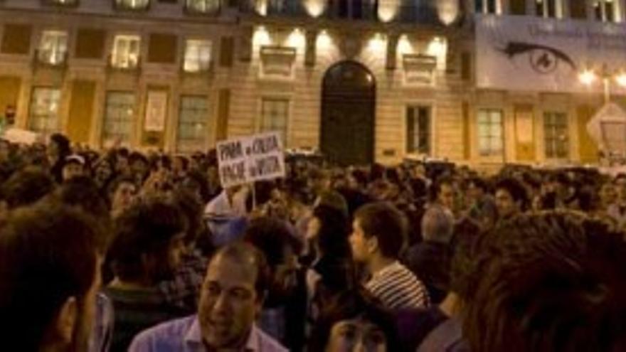 La lluvia y las prohibiciones no frenan a los 'indignados' de Sol