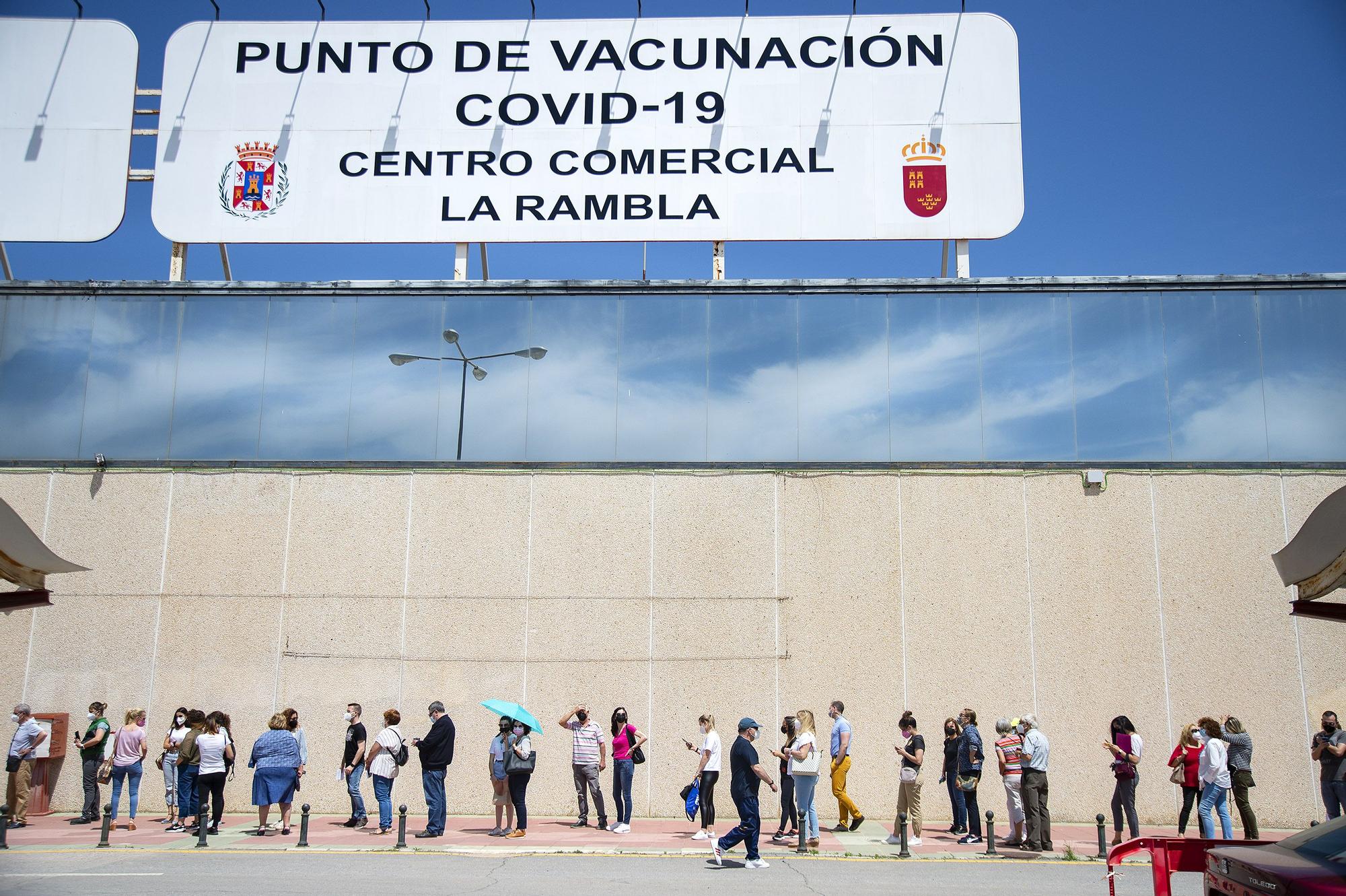 Segundo día de vacunaciones y retrasos en el Centro Comercial La Rambla