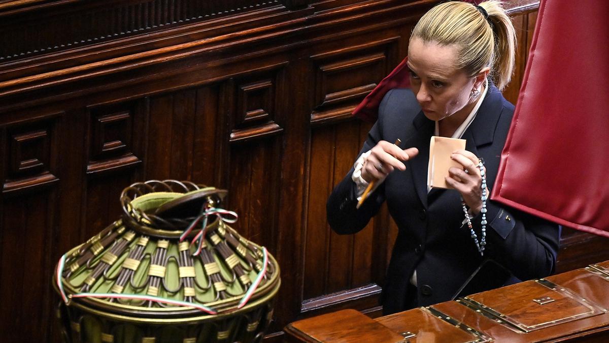 Giorgia Meloni, lider de Hermanos de Italia, vota en la elección del portavoz de la Cámara de Diputados.