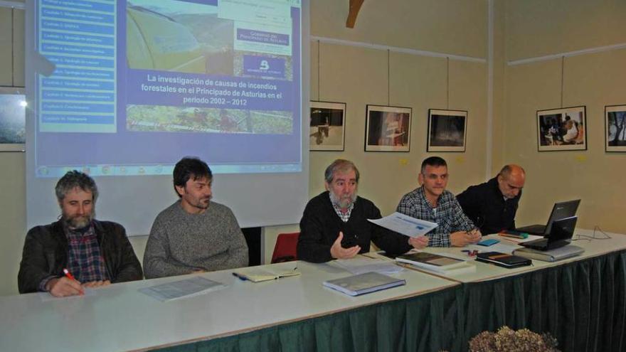 Valladares, Aranzeta, Álvarez, Lago y Jiménez, ayer, durante la mesa redonda en Santolaya.