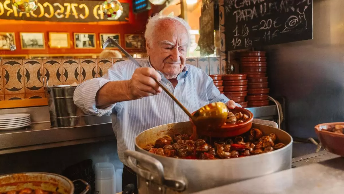 Amadeo, el tabernero más longevo de España, sirve caracoles en Madrid a los 96 años: "Me siento joven recibiendo a los clientes"