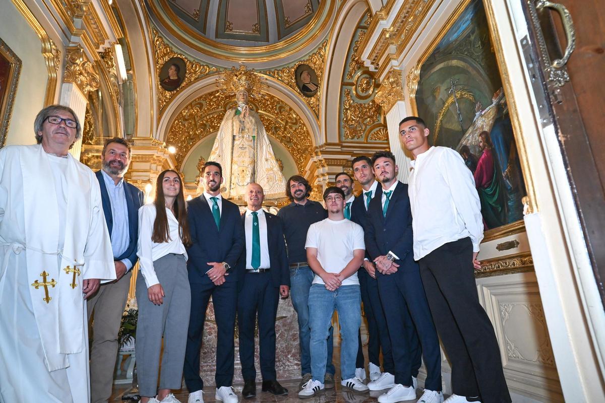 Rafa Mir, ante el confesionario durante la ofrenda a la Patrona