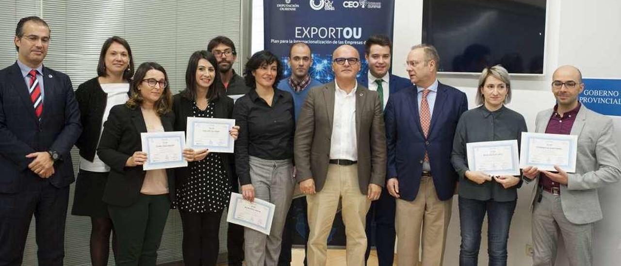 Los jóvenes formados en la CEO sobre exportación junto a Baltar y Pérez Canal. // Brais Lorenzo