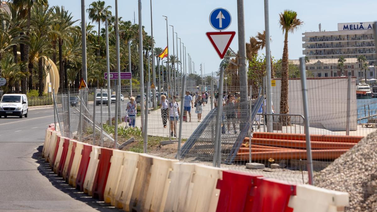 Las obras paralizadas en Mártires de la Libertad, este lunes.