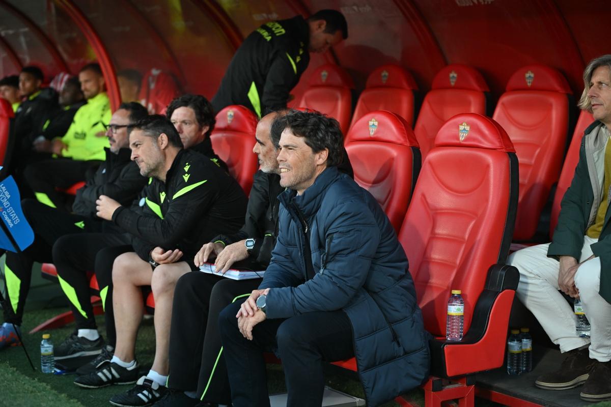 Rubi, en el banquillo del UD Almería Stadium durante el pasado cruce con el Córdoba CF.
