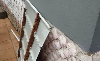 Nuevo susto con el edificio de Otero tras caer una chapa en el patio de una casa