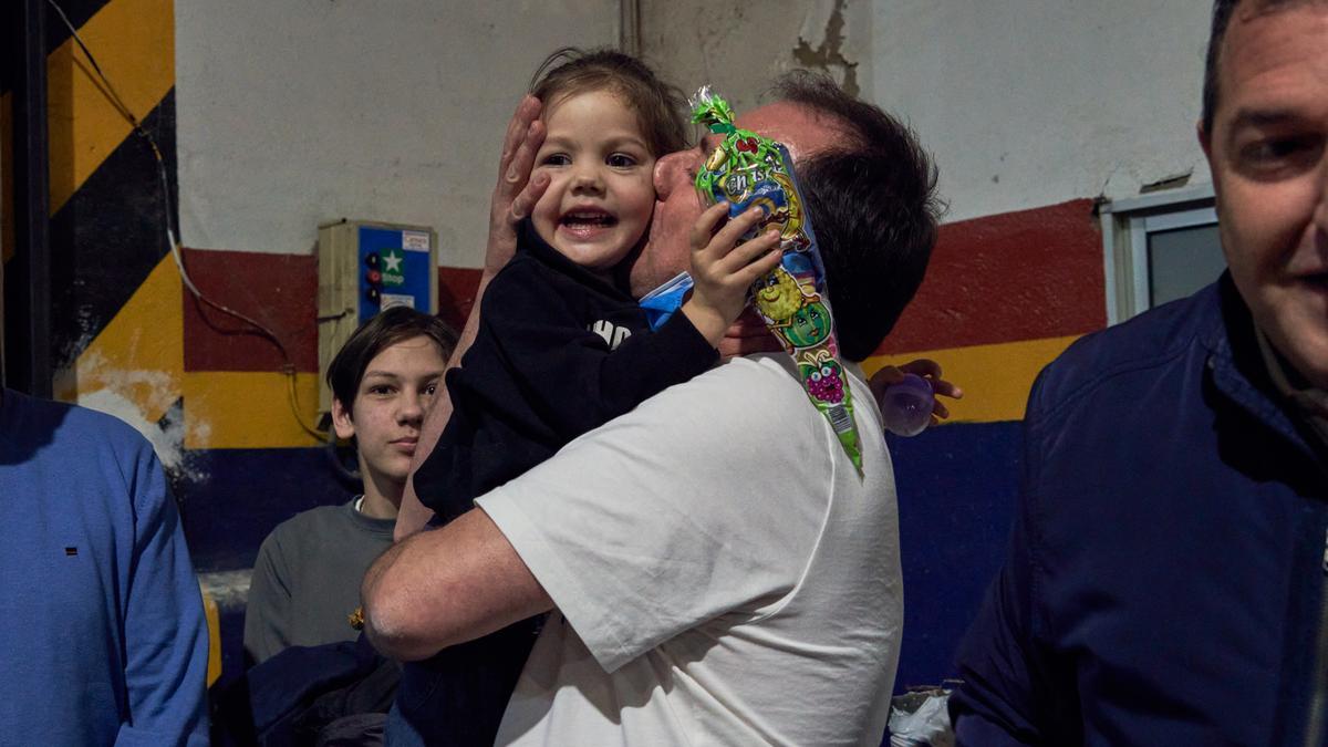 La pequeña de 3 años, hija de Maxim, con el cacereño que los ha traído.