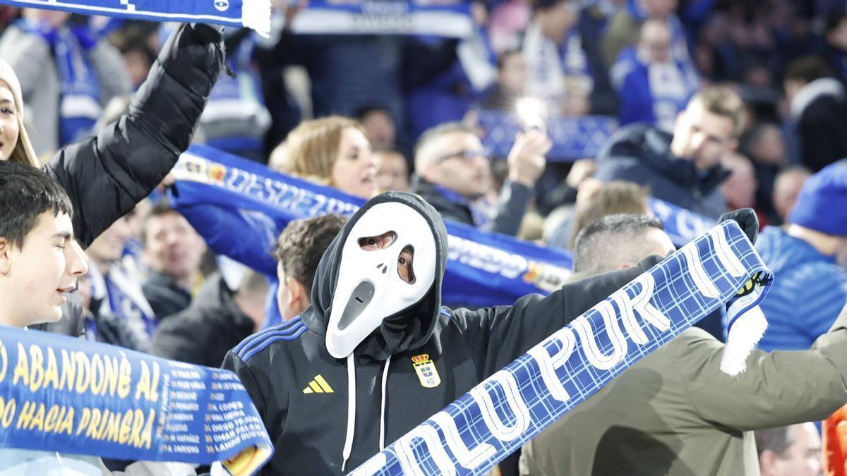 Hinchas azules en la grada del Carlos Tartiere durante el Real Oviedo-Atlético de Madrid