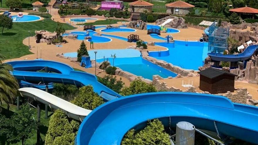 Toboganes y piscinas en las instalaciones del Aquapark de Cerceda. |   // LA OPINIÓN