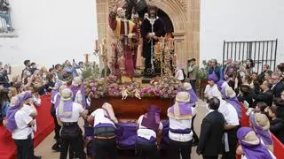 ¿Sabes cuál es la postura perfecta para cargar en Semana Santa en Cáceres?