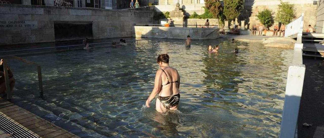 Algunas personas aprovecharon para darse un baño en la piscina termal de As Burgas. // Brais Lorenzo