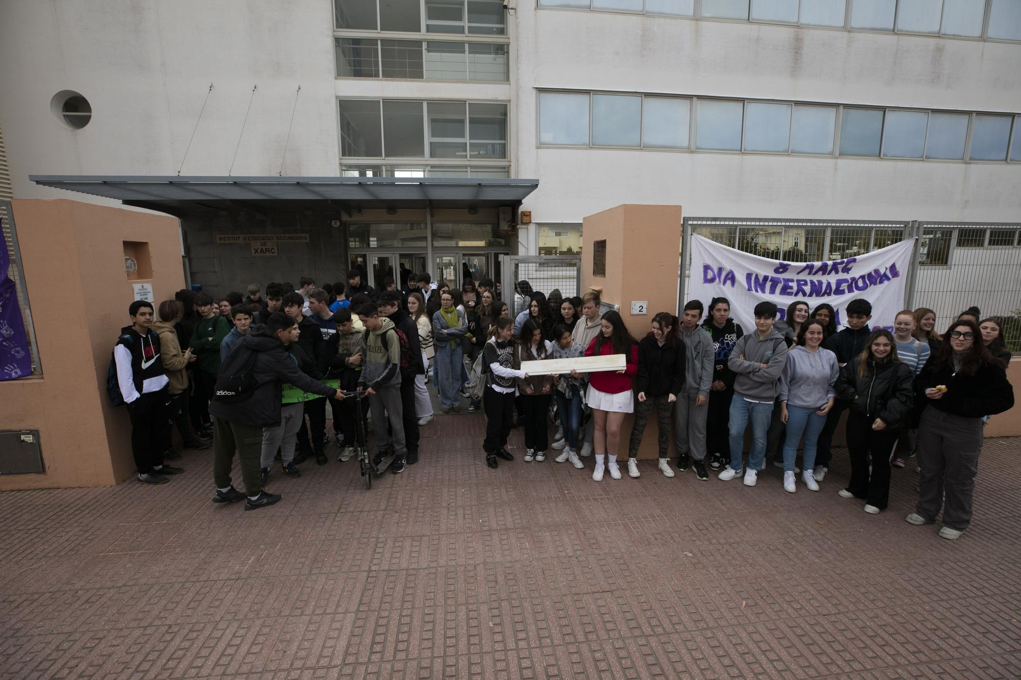 Alumnos y familias del instituto Xarc de Ibiza claman contra Educación por el mal estado del centro