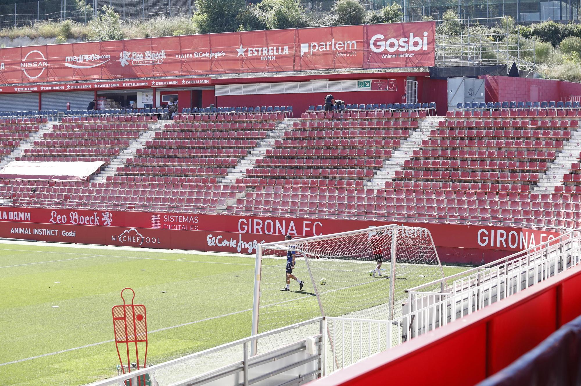 Instal·lació dels 540 seients en una nova filera al Gol Nord i Gol Sud de l'estadi de Montilivi