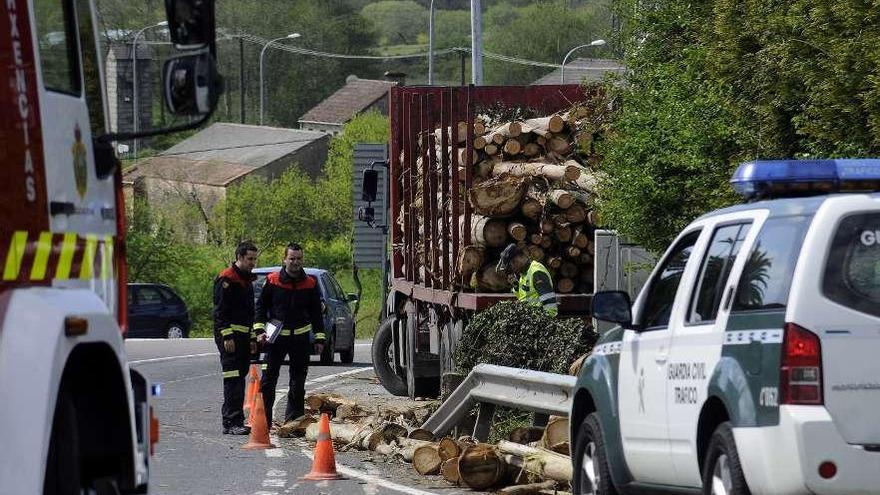 La carga se precipitó sobre la N-640 cerca del cruce con el vial Portela-Souto de Vea.  // Bernabé / Javier Lalín