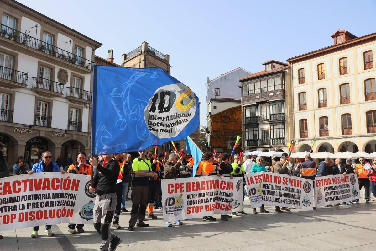 Los estibadores de Avilés, este martes, en  la plaza de España.