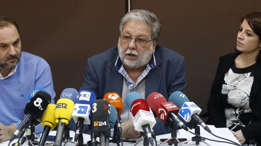 José Luis Ábalos, Kiko Toscano y Adriana Lastra, ante la prensa.