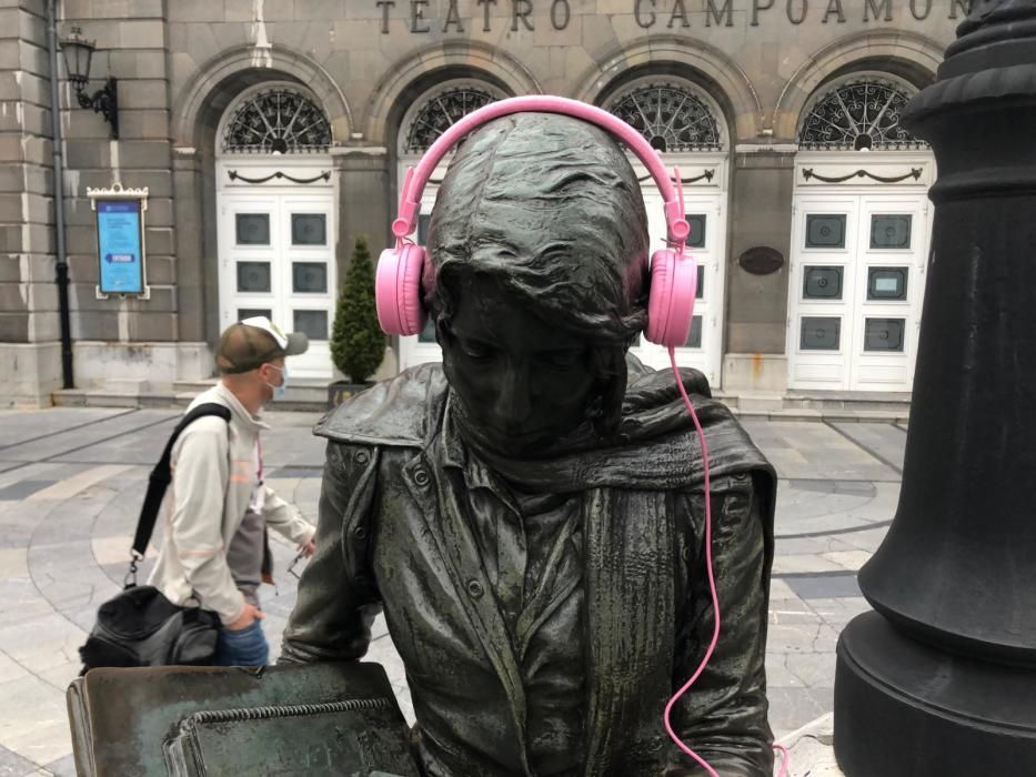 Las estatuas de Oviedo amanecen con auriculares