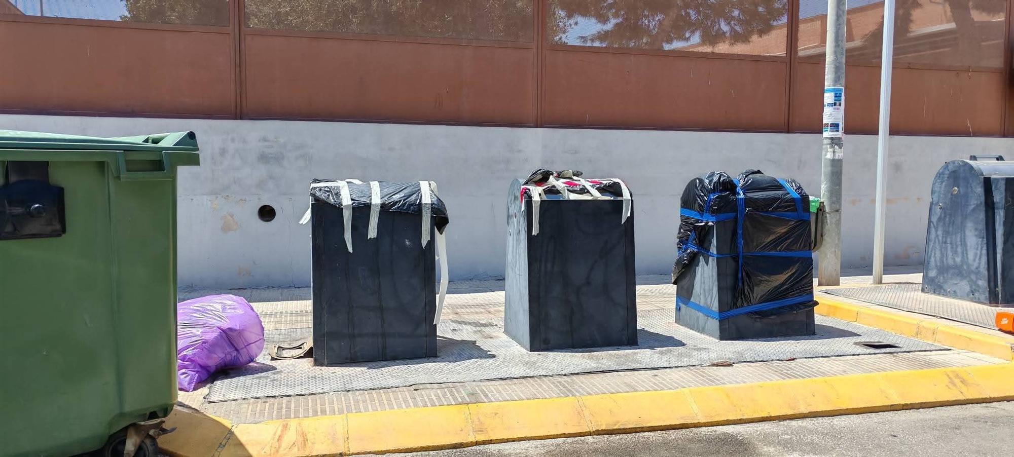 Imágenes captadas por los vecinos de contenedores desbordados