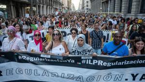Barcelona. 17/07/2025. Sociedad. Manifestación antiracista y antifascista en Barcelona después de lo sucedido en Torre Pacheco y del auge de la extrema derecha. AUTOR: Marc Asensio Barcelona, Catalunya, España, antirracismo, antifascismo, fascismo, racismo, regularización, migración, papeles, manifestación, inmigrante, inmigración, protesta, reivindicación, Torre Pacheco, Plaza Idrissa Diallo, Plaza Sant Jaume
