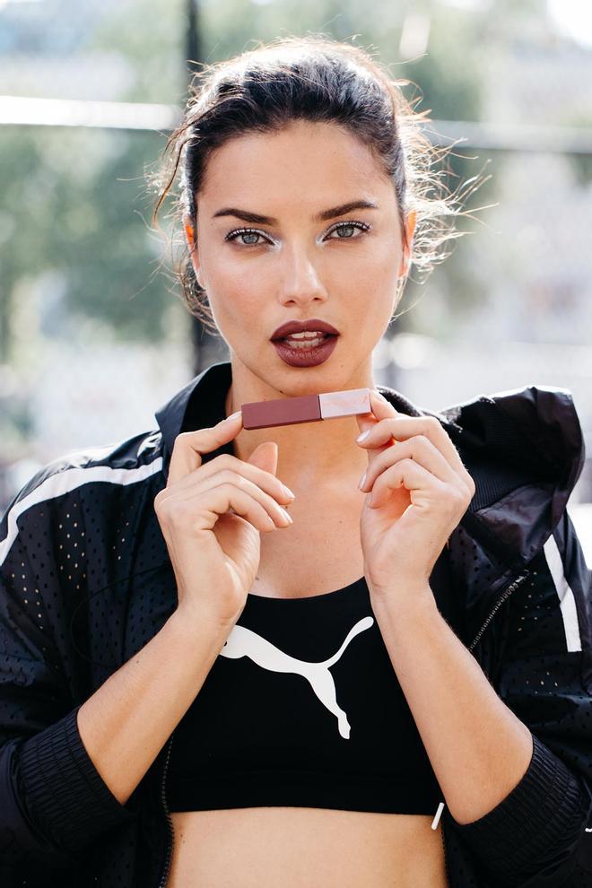 Adriana Lima, con el pintalabios de la colección PumaxMaybelline