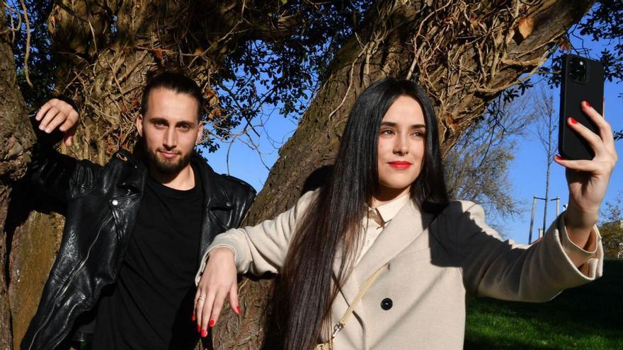 Uxío Marcos y Eva Porto posan, ayer, en un parque de Oleiros. |  // VÍCTOR ECHAVE