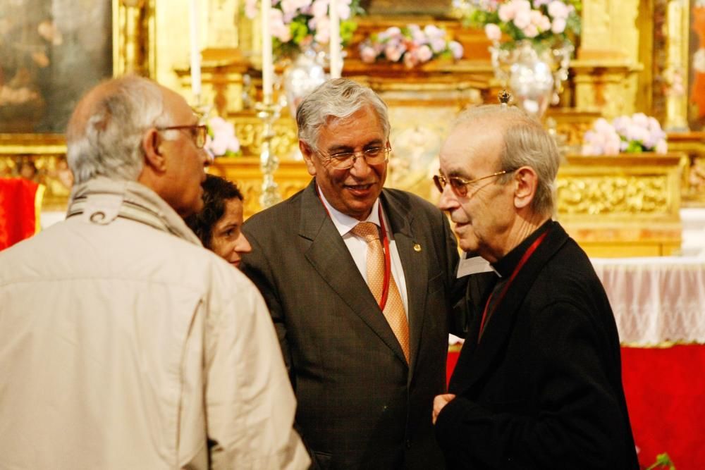 Medalla de honor al sacerdote Plácido Isidro