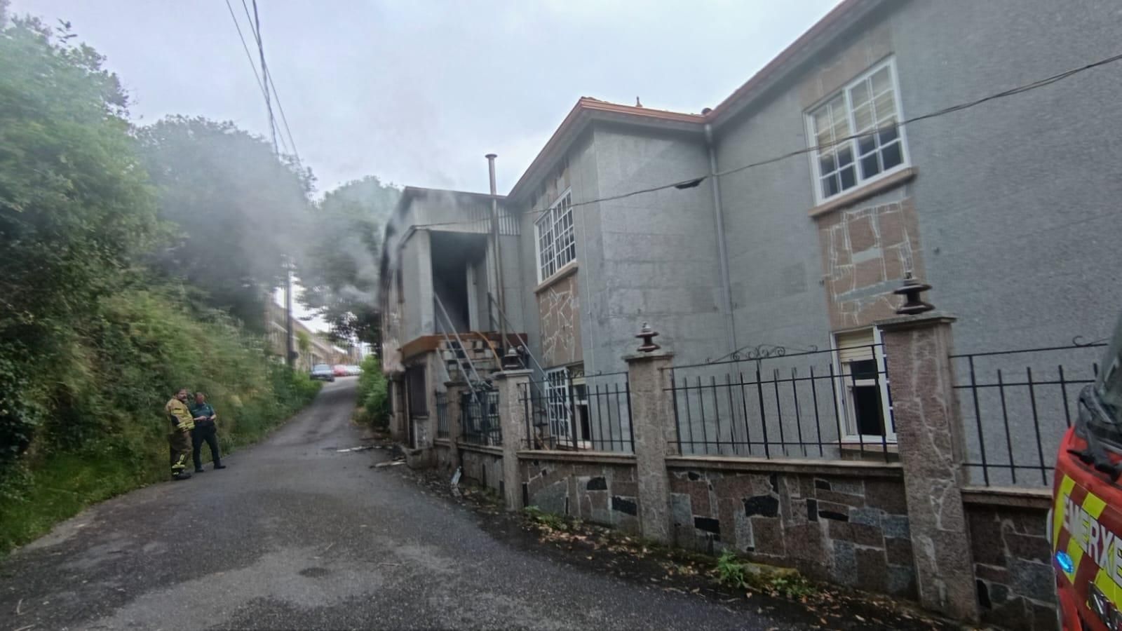 Arde la planta alta de una vivienda en Areamilla en Cangas