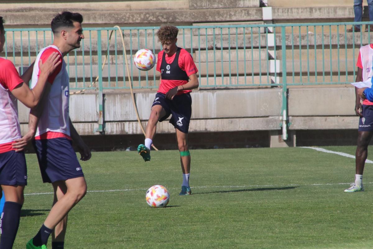 Simo Bouzaidi, durante el entrenamiento del Córdoba CF, este miércoles.