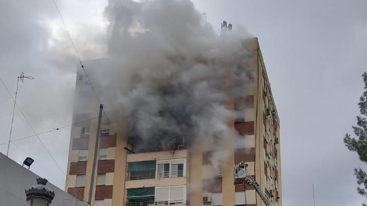 Momento del incendio en un piso de la Plaza Regino Mas