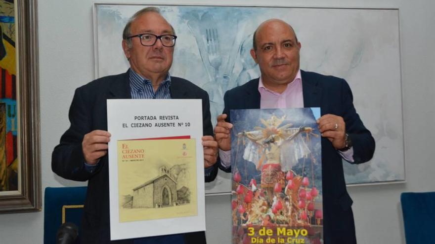 El presidente del Cristo del Consuelo y el alcalde en la presentación.